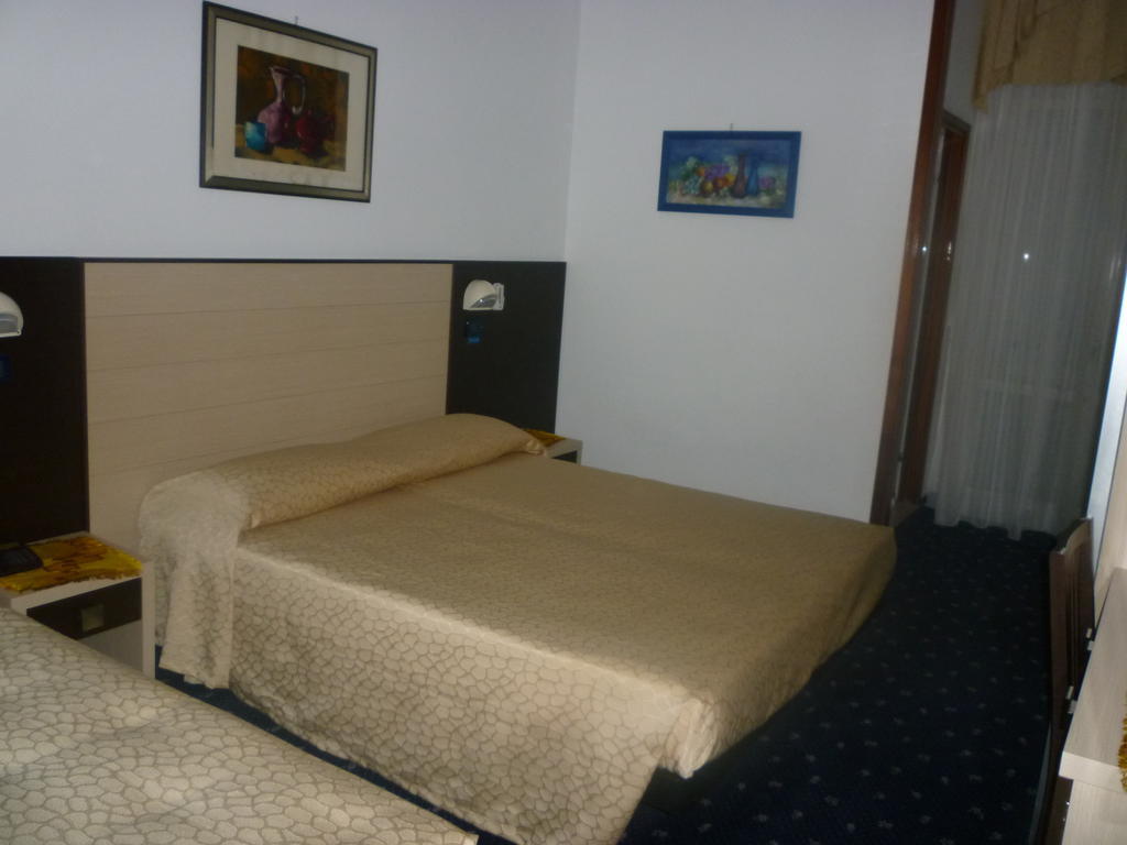 Hotel Tilly تْشيزيناتيكو الغرفة الصورة