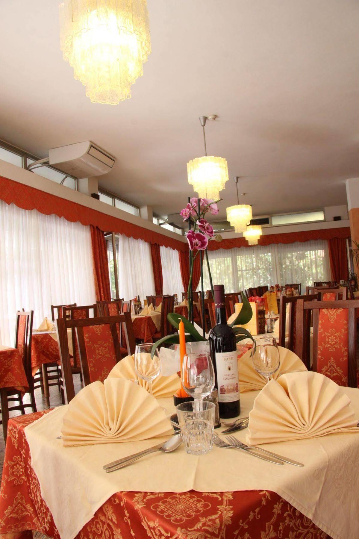 Hotel Tilly تْشيزيناتيكو المظهر الخارجي الصورة