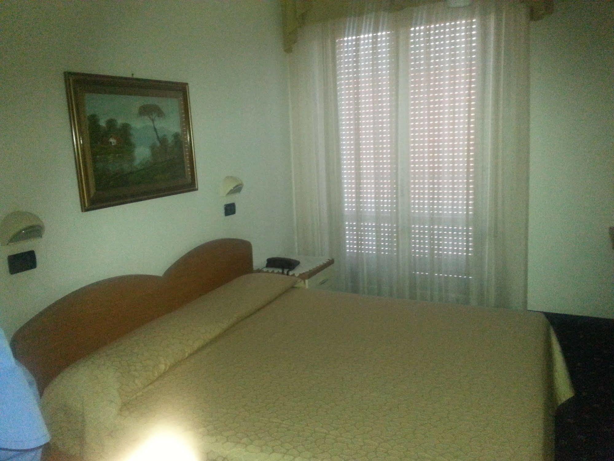 Hotel Tilly تْشيزيناتيكو المظهر الخارجي الصورة